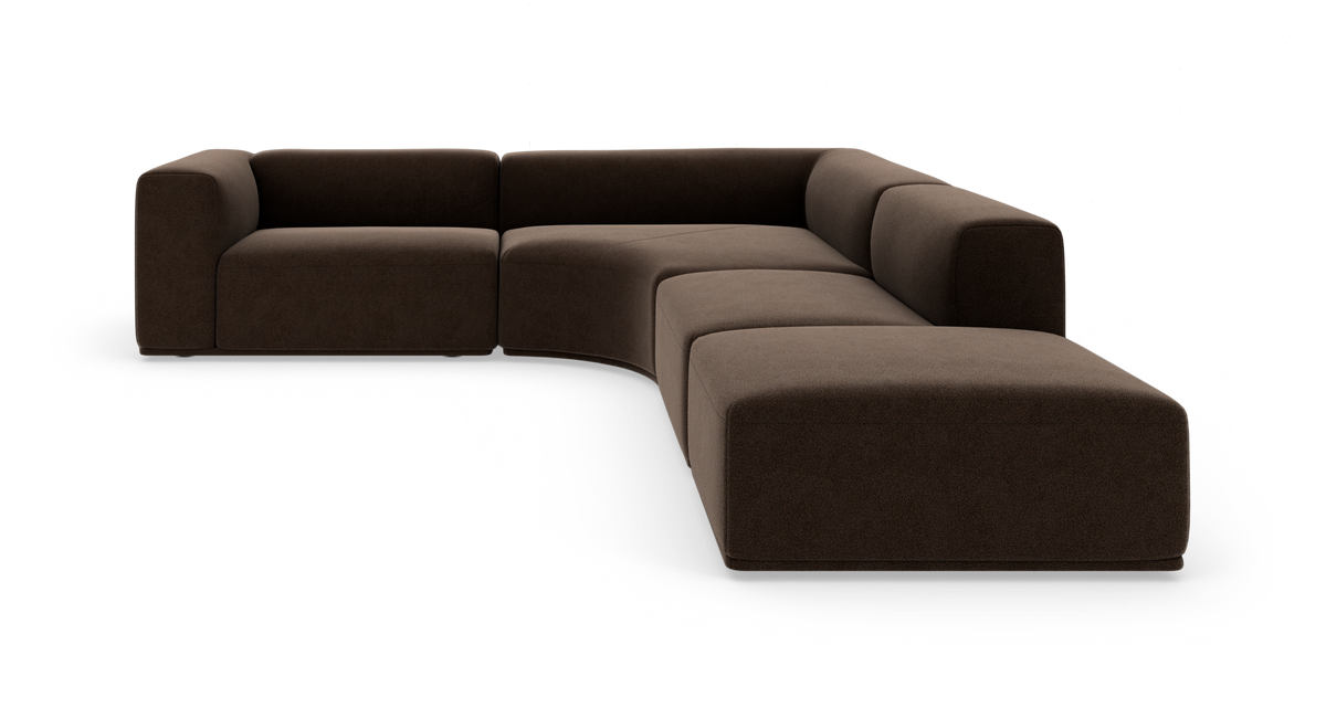 Modulær L-formet sofa i mørkebrun tekstil på hvid baggrund.