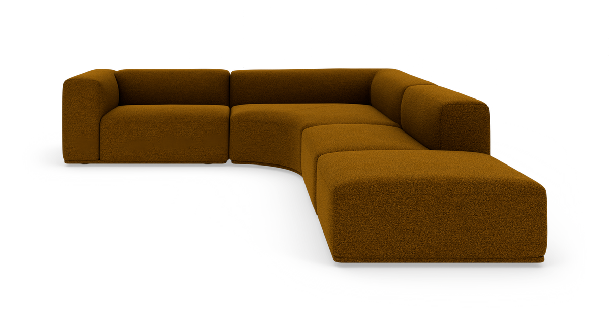 Modulær hjørnesofa i sennepsgul/brun tekstil på hvid studiebaggrund.