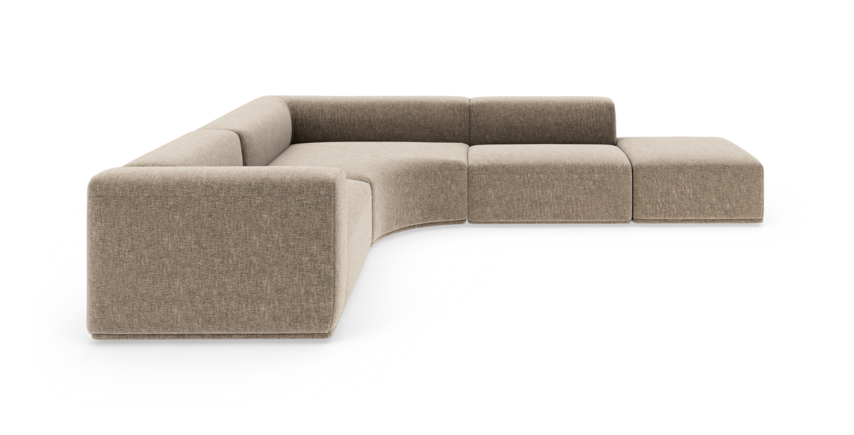 Modulsofa i beige stof med afrundet hjørne og åbent chaiselong-afslut, frilagt på hvid baggrund.