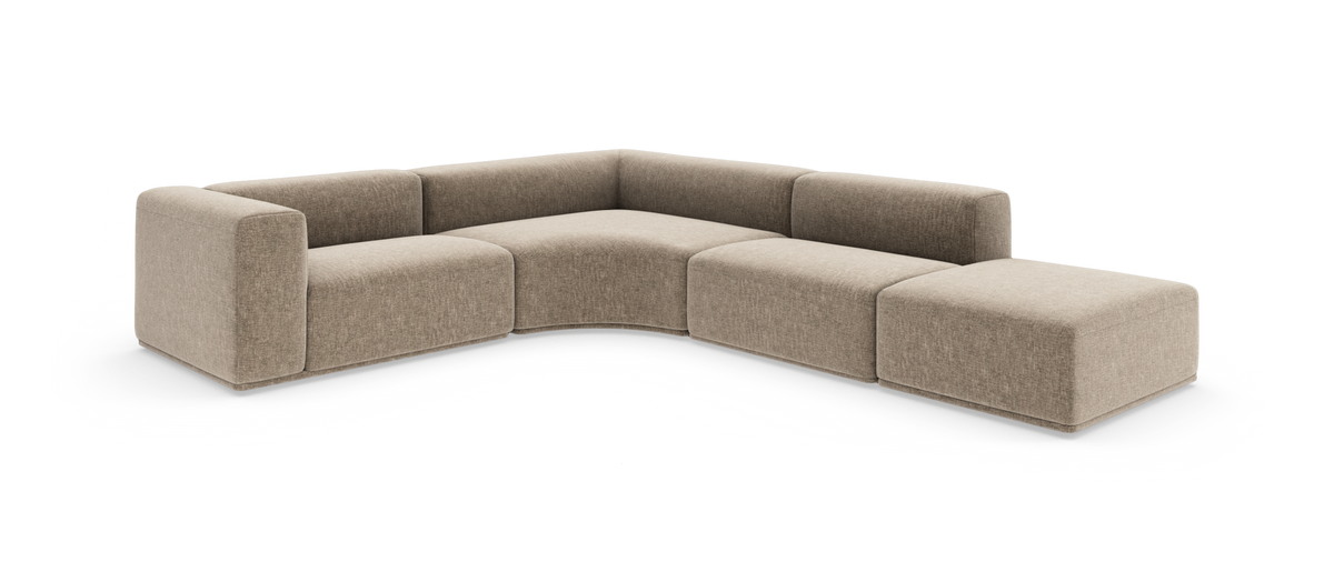 Modulær beige hjørnesofa med chaiselong i stof, frilagt på hvid baggrund.