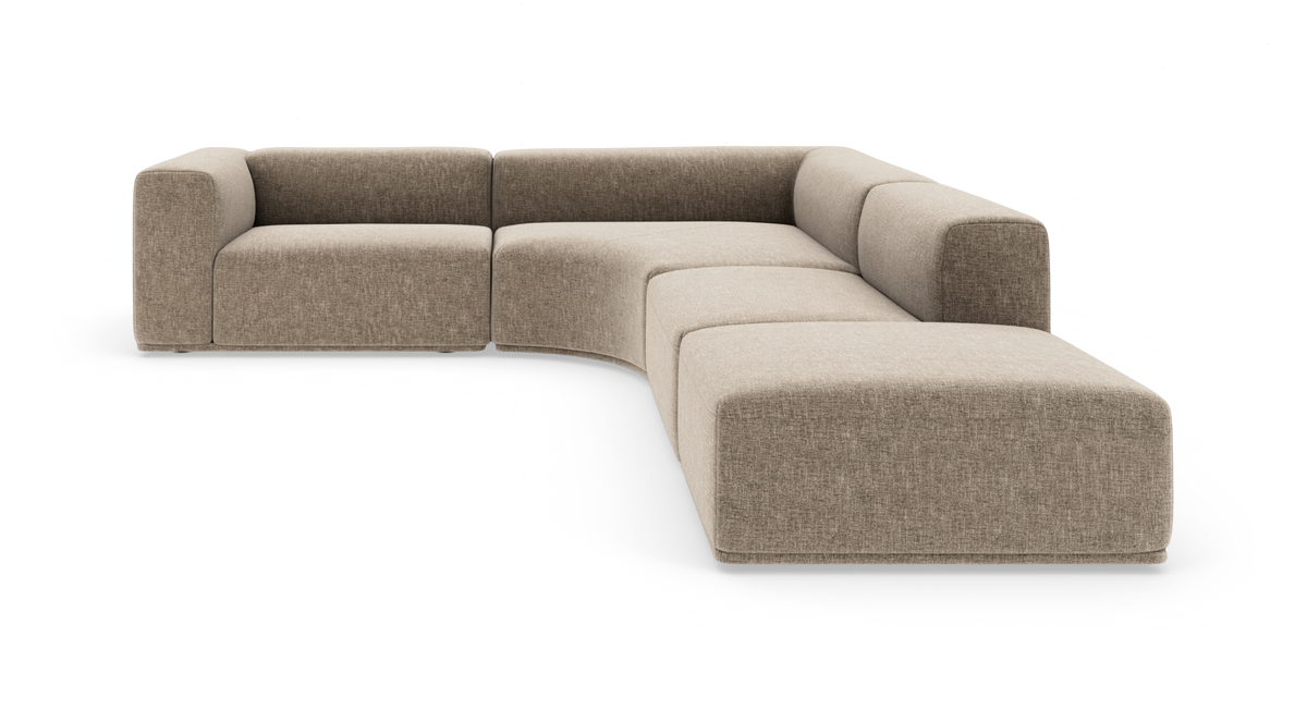 Modulsofa i beige stof, L-form med afrundet hjørnesektion og bred chaiselong.