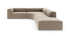 Modulsofa i beige stof, L-form med afrundet hjørnesektion og bred chaiselong.