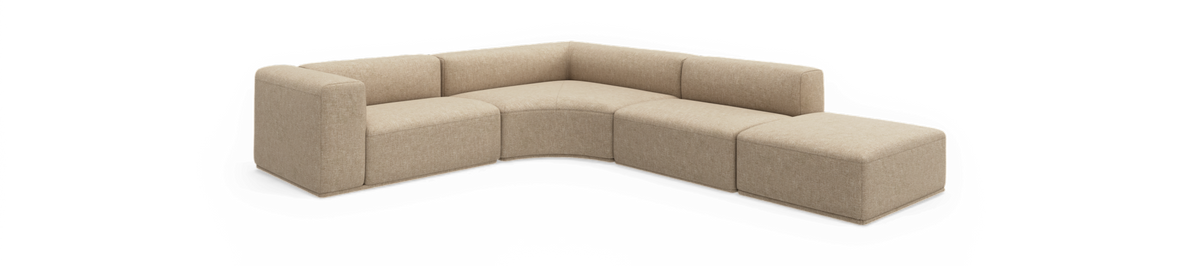 Beige modulsofa i L‑form med lav ryg og pufafslutning, frilagt på sort baggrund.