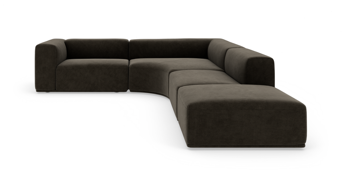 Modulær L‑sofa i mørkebrun stof med bløde, afrundede former, vist i studieopstilling.
