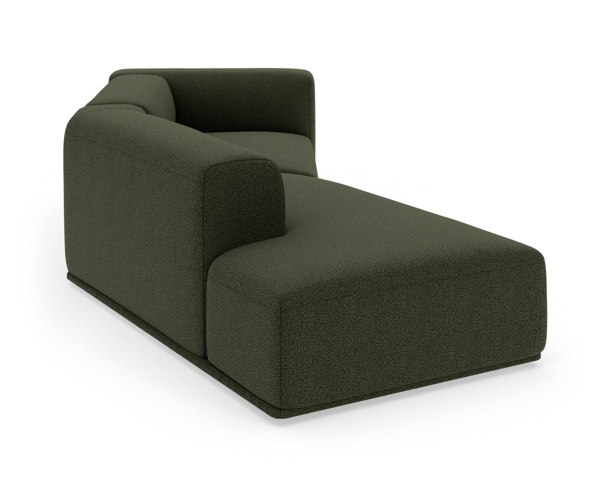 Mørkegrøn modulsofa med chaiselong på hvid studiebaggrund.