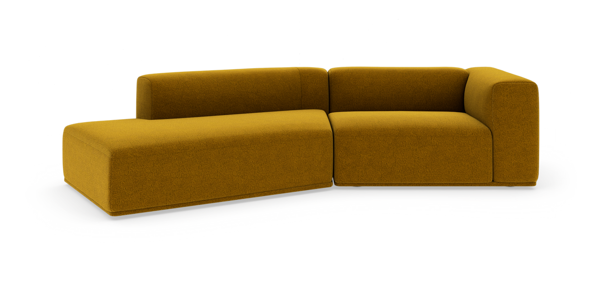Modulær L-formet sofa i sennepsgul tekstil på hvid baggrund.