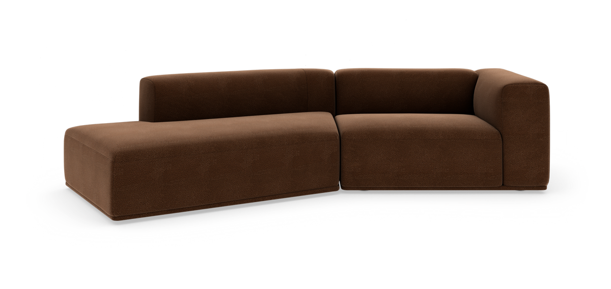 Brun modulsofa i L‑form på hvid baggrund.