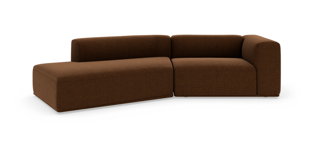 Modulsofa i L‑form med venstre chaiselong, betrukket med brun tekstil, på hvid studiobaggrund.