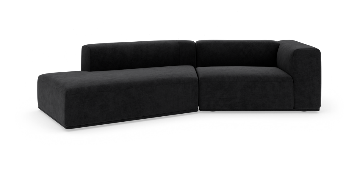L‑formet modulsofa i sort stof på hvid baggrund.