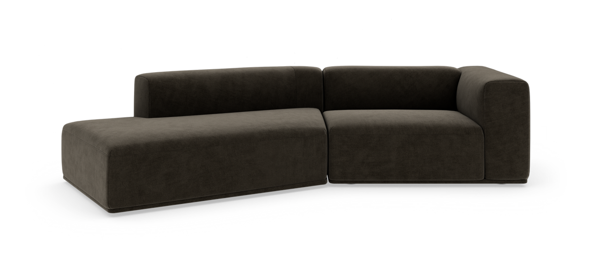 Mørk, modulær L-formet sofa i stof på hvid baggrund.