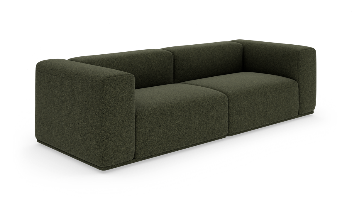 Mørkegrøn, modulær trepersoners sofa i moderne, afrundet design, frilagt på hvid baggrund.
