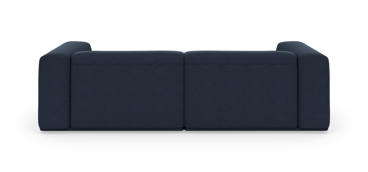 Mørkeblå modulær 2-personers sofa med lave armlæn, frilagt mod sort baggrund, frontvisning.