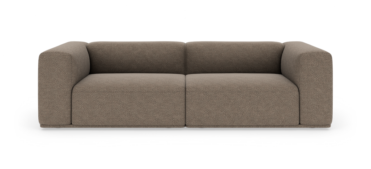 Brun to-personers sofa med brede armlæn og bløde, afrundede former, frilagt på hvid baggrund.