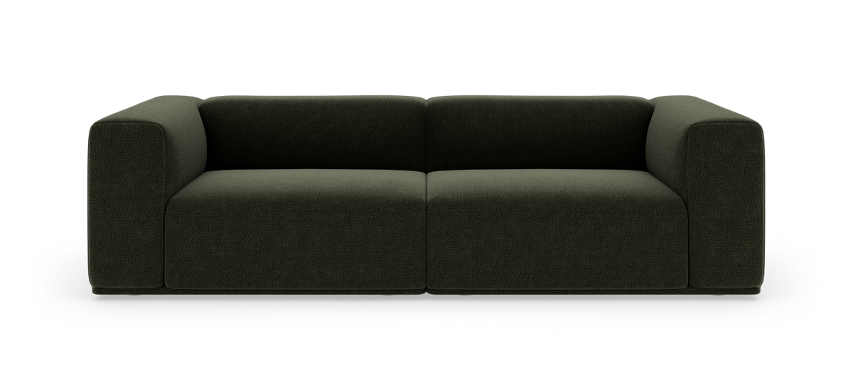 Mørkegrøn to-personers sofa med bløde, blokformede armlæn og lav profil, fritstående på hvid baggrund.