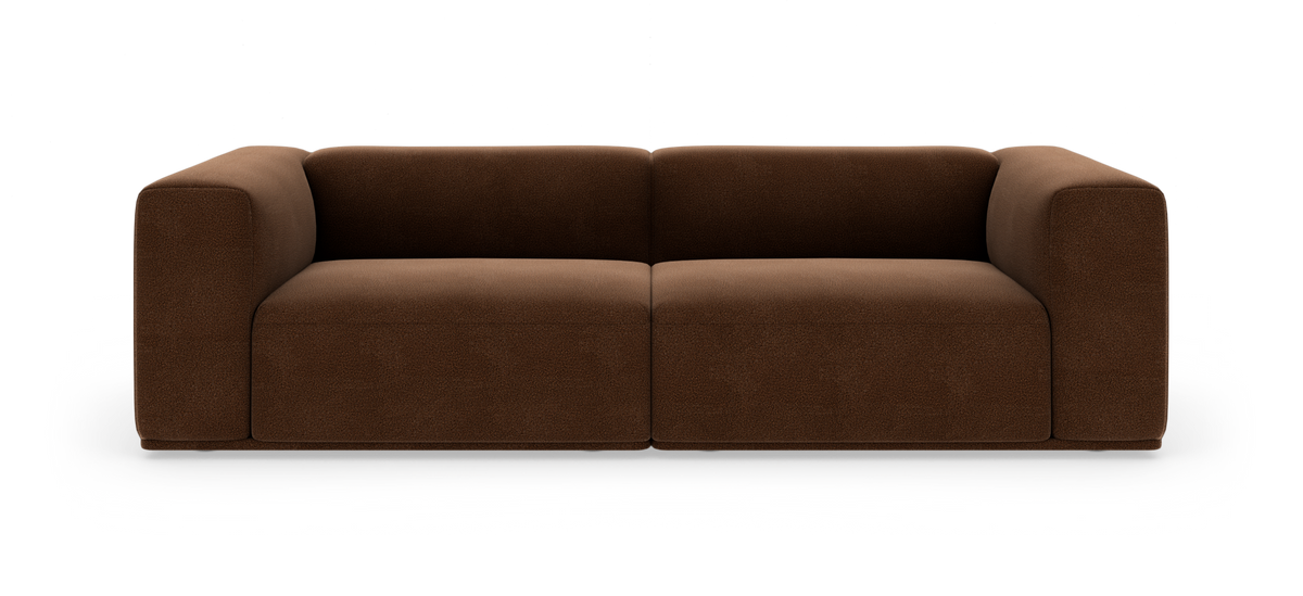 Brun, moderne 2-personers sofa med bløde, kubiske former, fritlagt på hvid baggrund.