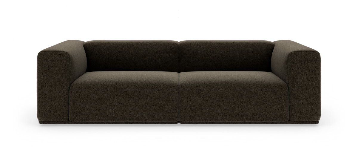 Mørkebrun, moderne 3-personers sofa med bløde, kubiske former på hvid studiebaggrund.