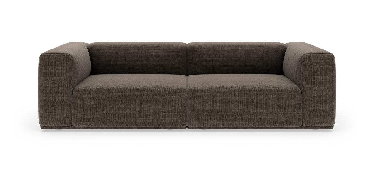 Brun, moderne 2-personers sofa med afrundede armlæn på hvid studiobaggrund.