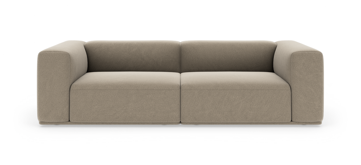 Beige modulsofa med brede armlæn i frontvisning, frilagt på hvid baggrund.