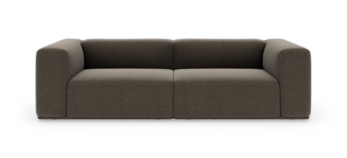 Brun, moderne 2‑personers modulsofa på hvid studiobaggrund, set forfra.