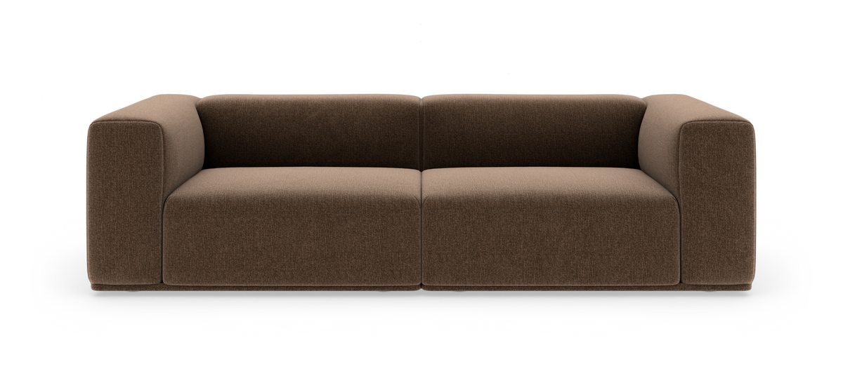 Brun, moderne tosædet sofa med afrundede armlæn og bløde linjer, fotograferet forfra mod hvid baggrund.