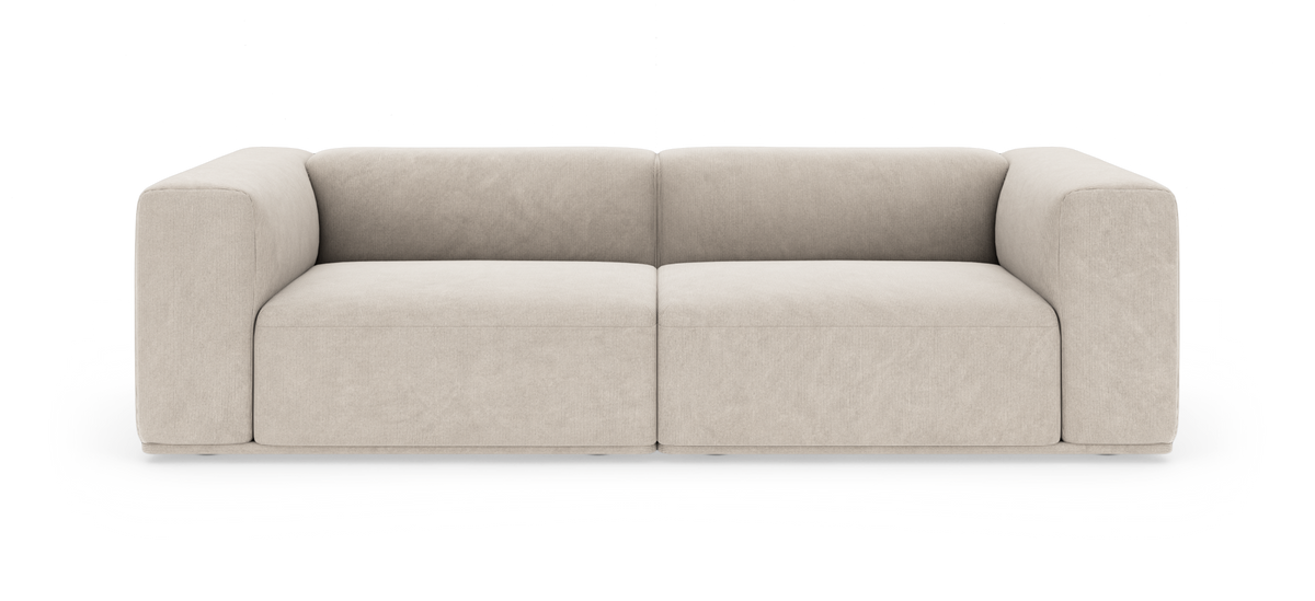 Beige, moderne to-personers sofa med brede armlæn på hvid baggrund.