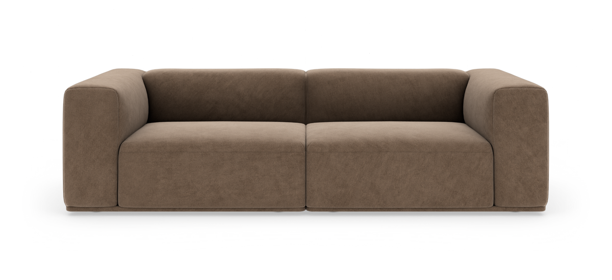 Brun 2-personers sofa med brede afrundede armlæn i stof, fotograferet lige forfra mod hvid studiobaggrund.