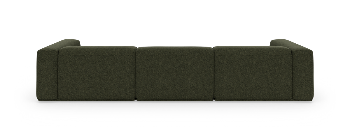 Grøn modulsofa med højre chaiselong, frontvisning mod sort baggrund.