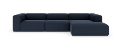 Modulær hjørnesofa i mørkeblåt stof med chaiselong til højre, frilagt på hvid baggrund.