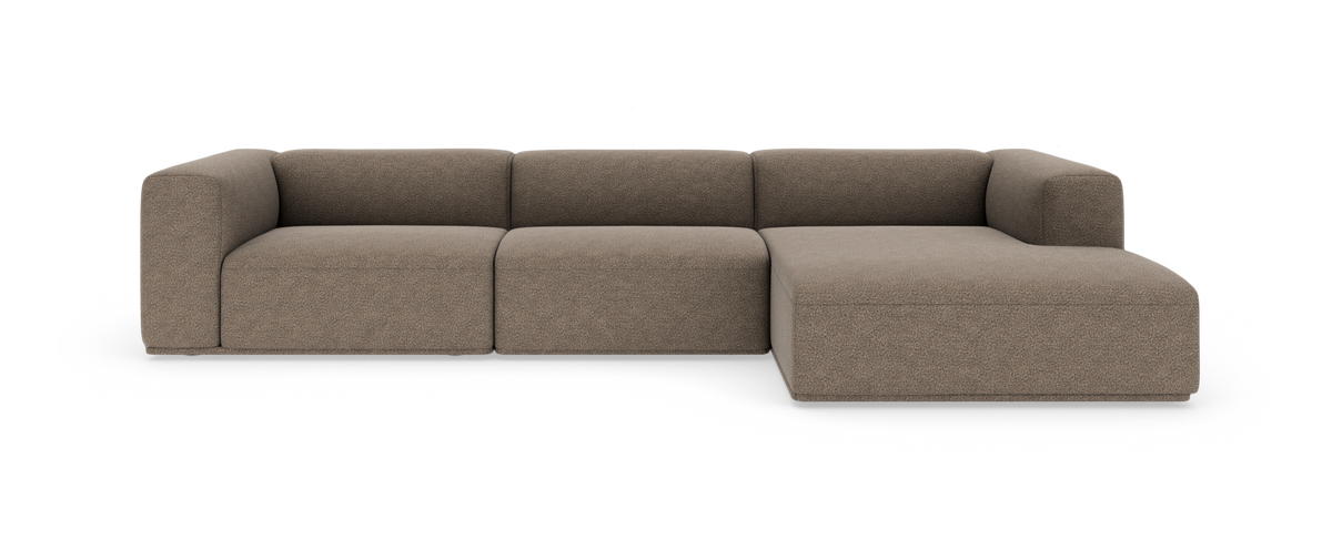 Modulær hjørnesofa med højre chaiselong i beige stof, frontvisning på hvid baggrund.