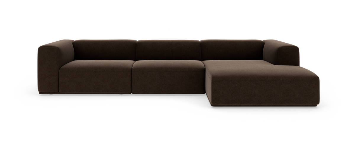 Modulær brun hjørnesofa med chaiselong til højre, frilagt på hvid baggrund.