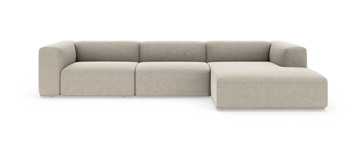 Beige modulsofa med chaiselong til højre, set forfra på hvid baggrund.
