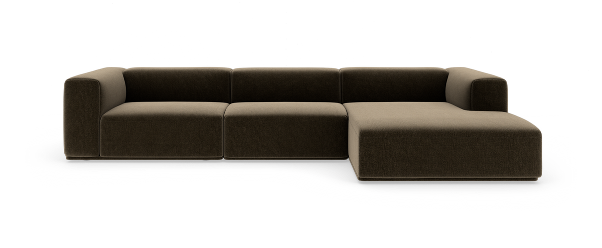 Modulsofa i brun/beige stof med chaiselong til højre, fritlagt på hvid baggrund.