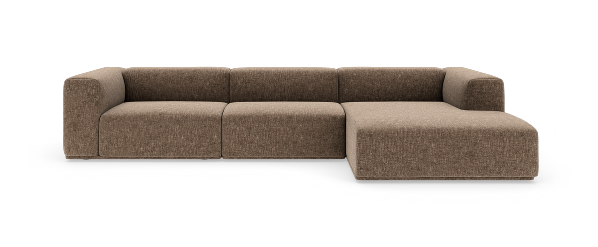 Modulsofa i brun tekstil med chaiselong til højre, frilagt på hvid baggrund.