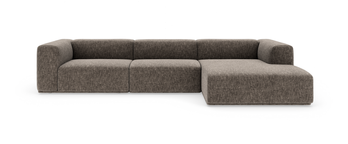 Modulsofa i brunmeleret stof med højrevendt chaiselong, fotograferet frontalt på hvid baggrund.