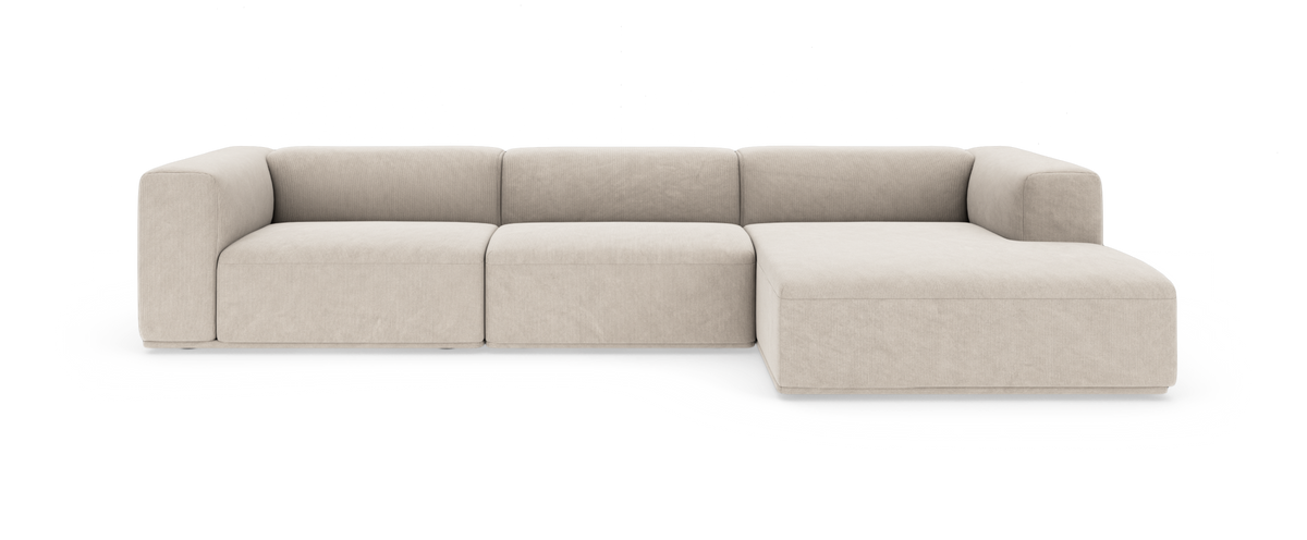 L-formet modulsofa i beige stof med højre chaiselong, frilagt på hvid baggrund.