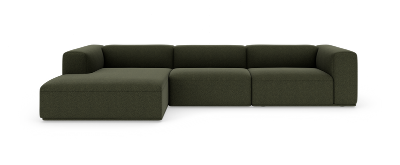 Mørkegrøn modulsofa med venstrevendt chaiselong, fire sæder, på hvid studiobaggrund._ps