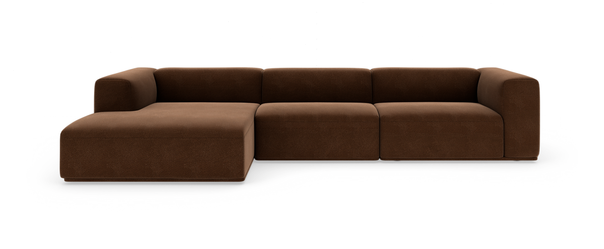 Brun modulsofa med venstrevendt chaiselong på hvid baggrund i frontvisning.