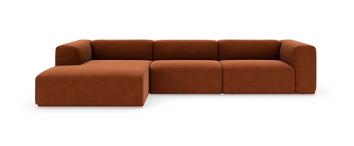 Modulsofa i terrakotta med venstre chaiselong, fotograferet lige for på hvid studiebaggrund.