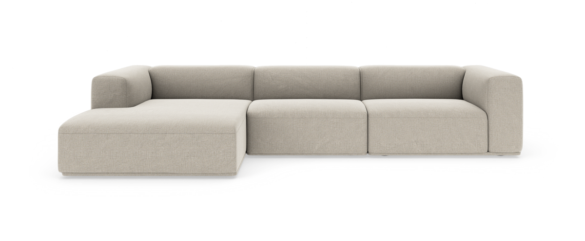 Beige modulsofa med chaiselong til venstre og blødt afrundede armlæn, frilagt studieoptagelse.