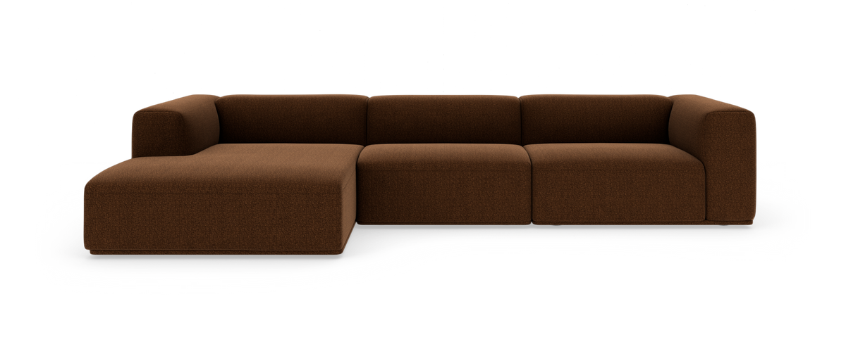Modulsofa i brun tekstil med venstrevendt chaiselong, frontvisning på hvid baggrund.