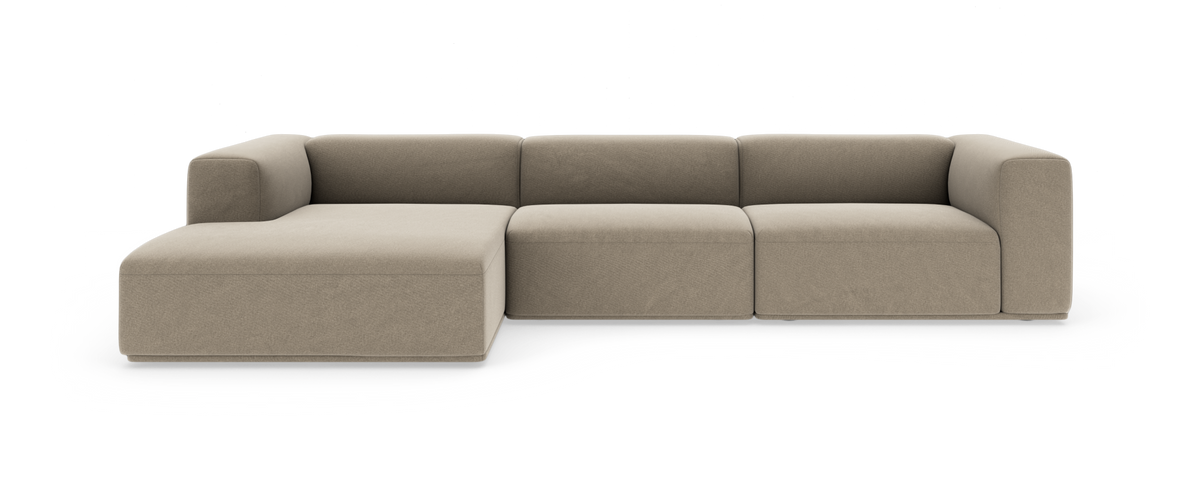 Modulsofa i beige med venstrevendt chaiselong, moderne lav profil på hvid baggrund.