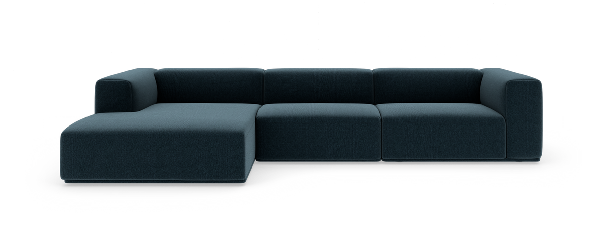 Mørkeblå modulsofa med venstrevendt chaiselong, frilagt mod hvid baggrund.