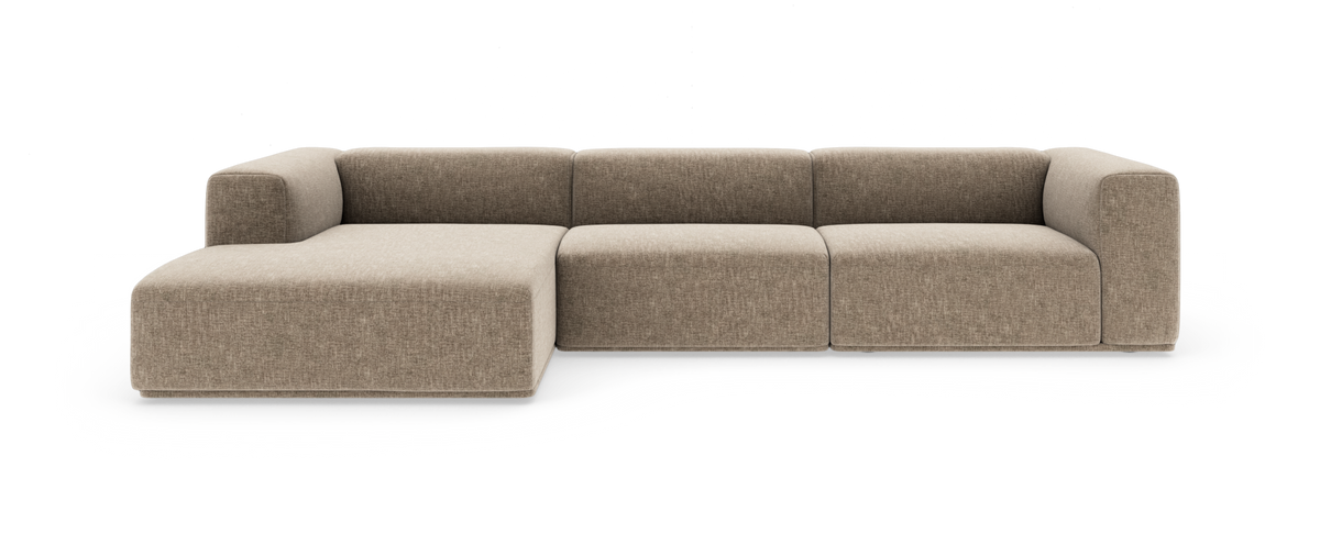 Modulsofa i beige stof med venstrevendt chaiselong, lav profil og afrundede hjørner.