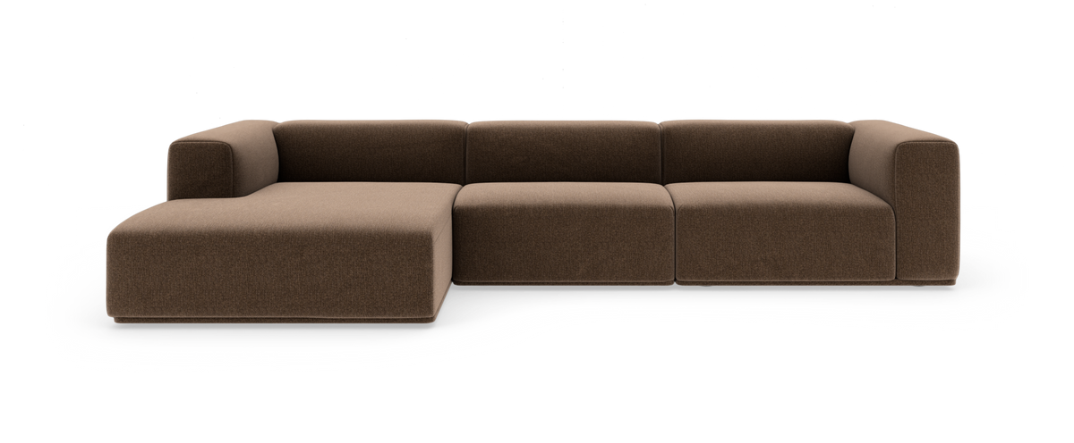 Modulsofa i brun tekstil med venstrevendt chaiselong på hvid baggrund.