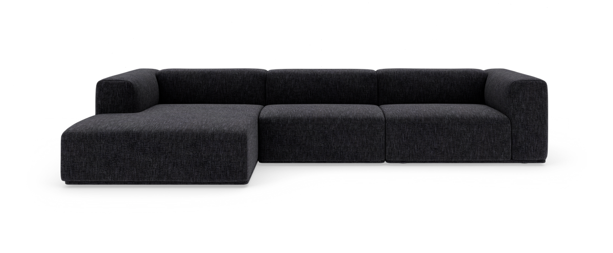Mørkegrå modulsofa med venstrevendt chaiselong, lav og afrundet design, fritlagt på hvid baggrund, frontvisning.