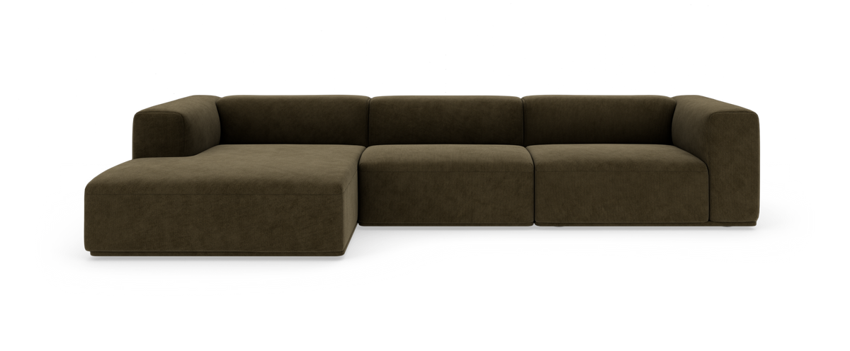 Stor modulær hjørnesofa i mørkebrun tekstil med venstrevendt chaiselong, fritlagt på hvid baggrund.