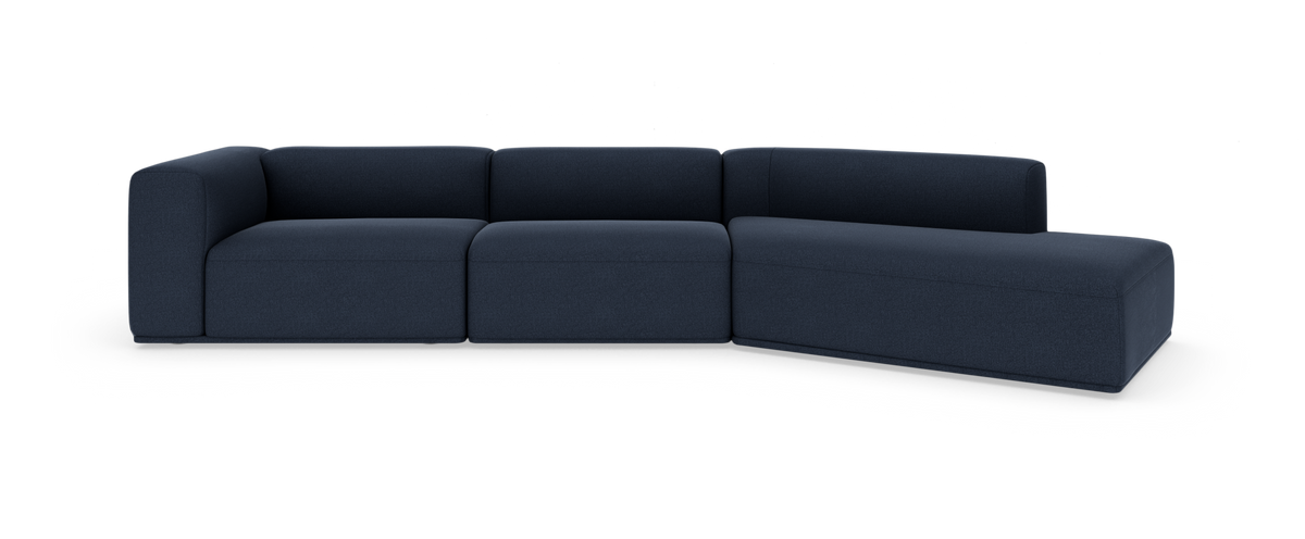 Modulær mørkeblå hjørnesofa med chaiselong til højre, fritstående mod hvid baggrund.