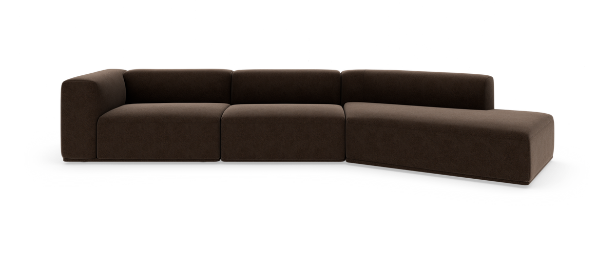 Modulsofa i mørkebrun tekstil med chaiselong til højre, frilagt på hvid baggrund.