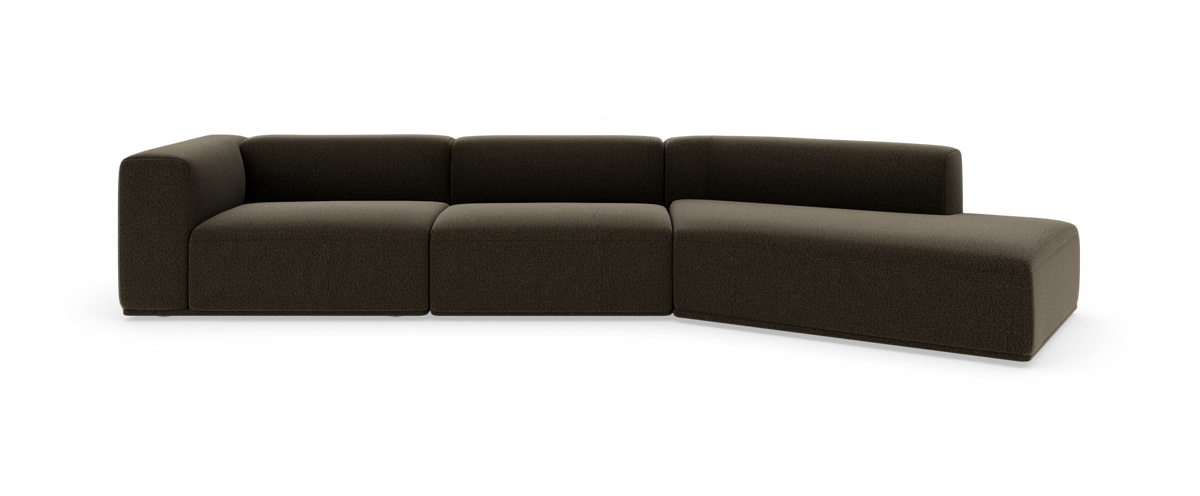 Modulsofa i mørkebrunt stof, L-form med chaiselong til højre, frilagt på hvid baggrund.