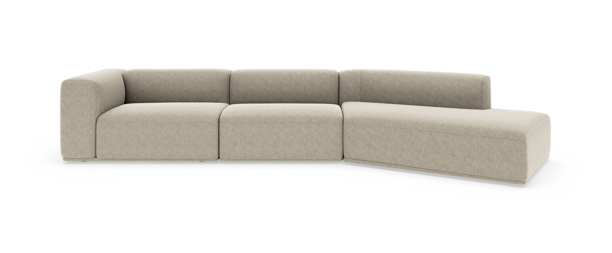 Modulær beige L‑sofa med chaiselong til højre, fotograferet forfra på hvid studiobaggrund.